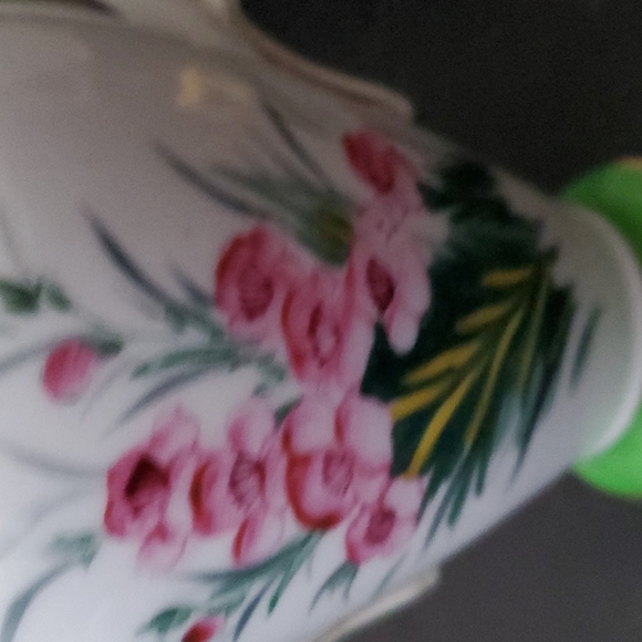 VINTAGE ANTIQUE GREEN AND WHITE FLORAL FLOWER VASE. - Picture 3 of 11